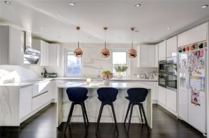 Stunning four bedroom lateral apartment for sale with a terrace and parking.