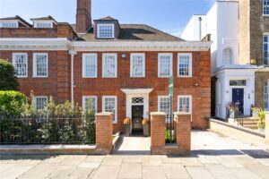 Freehold house in excellent condition for sale in Hamilton Terrace, St. John’s Wood NW8.