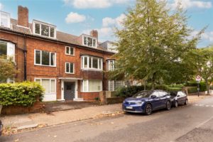 Stunning two bedroom apartment in Queen’s Park with fantastic views over the park.